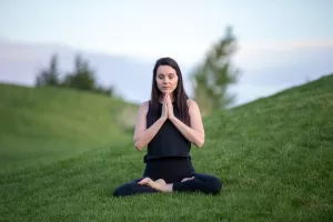 La **Meditación para reducir el estrés y la ansiedad** se ha convertido en una de las herramientas más efectivas y accesibles para quienes buscan recuperar el equilibrio mental y emocional en medio de la vida cotidiana. El ritmo acelerado, las preocupaciones constantes y la sobrecarga de estímulos hacen que el estrés y la ansiedad formen parte de la experiencia diaria de muchas personas, afectando tanto la mente como el cuerpo. En este artículo descubrirás qué es exactamente la meditación, por qué funciona para reducir el estrés y la ansiedad, y cómo puede integrarse de forma práctica y realista en tu día a día, incluso si nunca has meditado antes. Exploraremos los beneficios que aporta a nivel emocional, mental y físico, así como las claves para empezar sin complicaciones ni expectativas irreales. Si buscas una forma natural de calmar la mente, gestionar mejor tus emociones y desarrollar una mayor sensación de bienestar interior, la **Meditación para reducir el estrés y la ansiedad** puede convertirse en un apoyo fundamental para tu salud integral y tu calidad de vida.